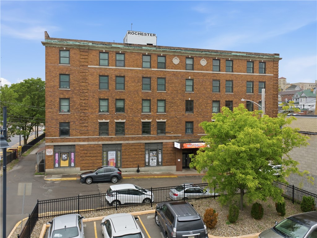 218 W Washington St — photo