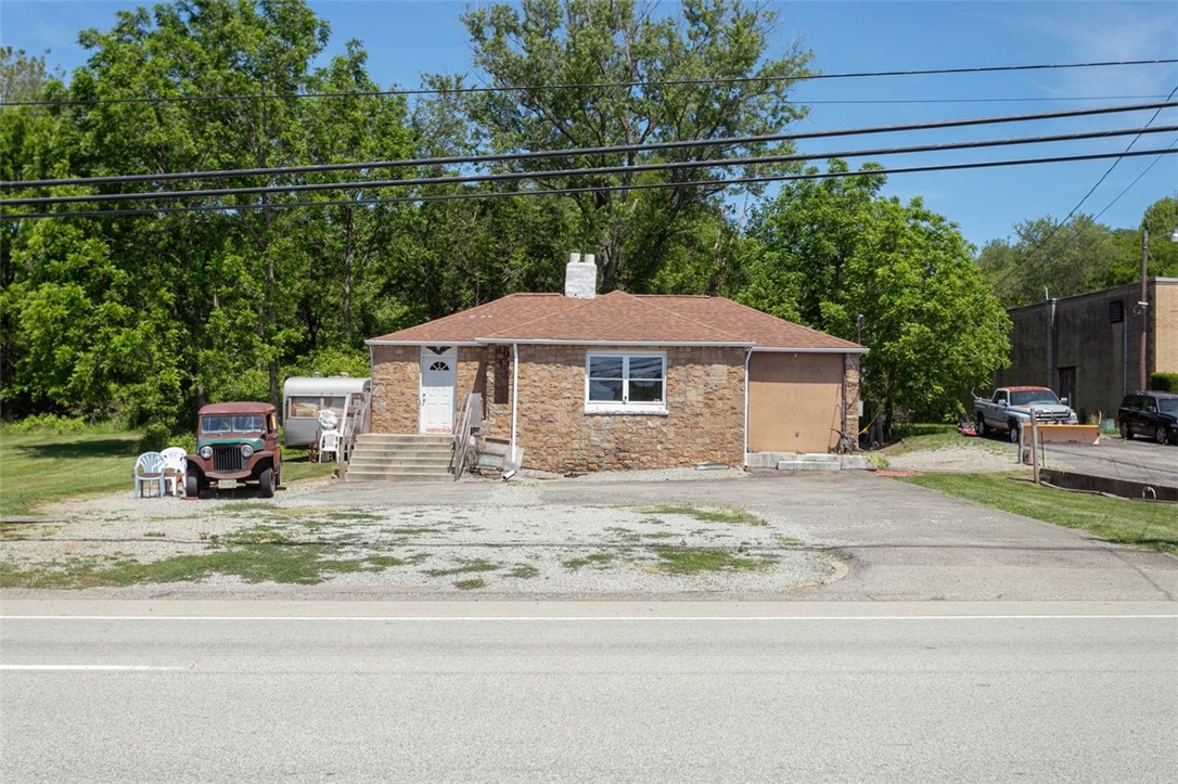 1065 University Dr — photo