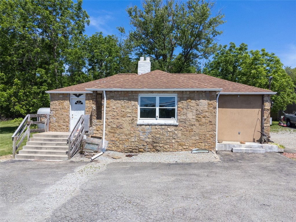 1065 University Dr — photo