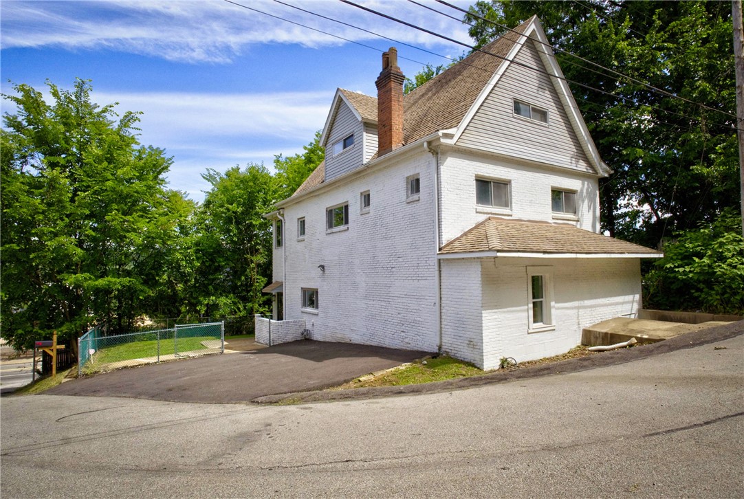 6026 Sawyer — photo