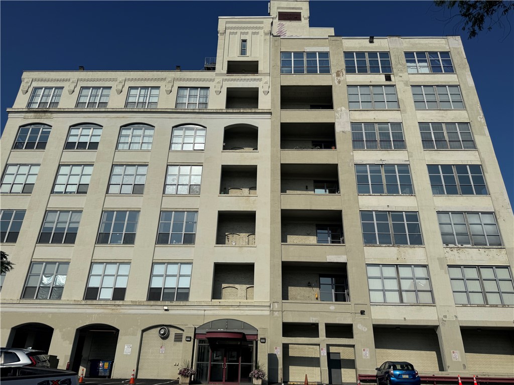 5850 Centre Ave 411 — photo