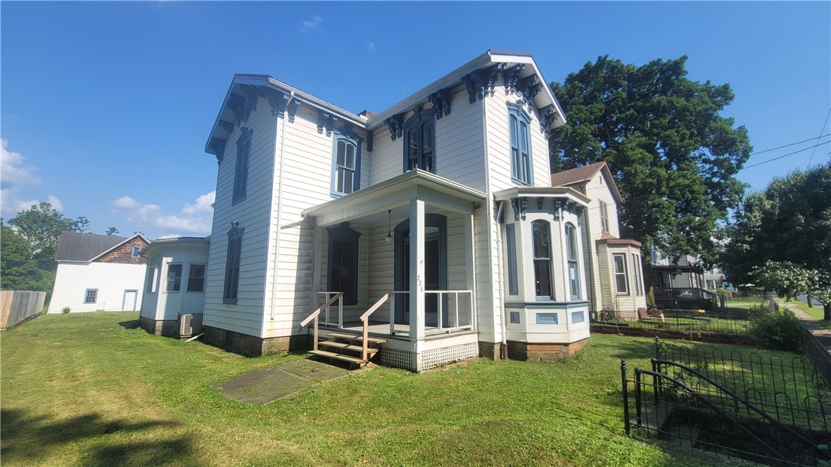 226 N Walnut St — photo