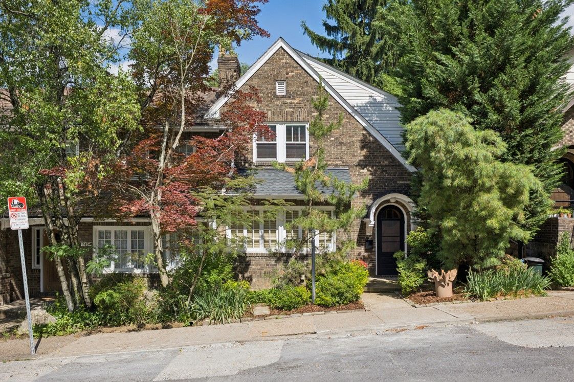 1247 Murdoch Road — photo