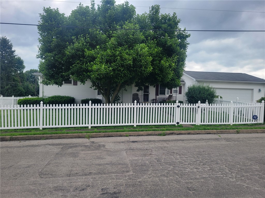 1041 W Main St — photo