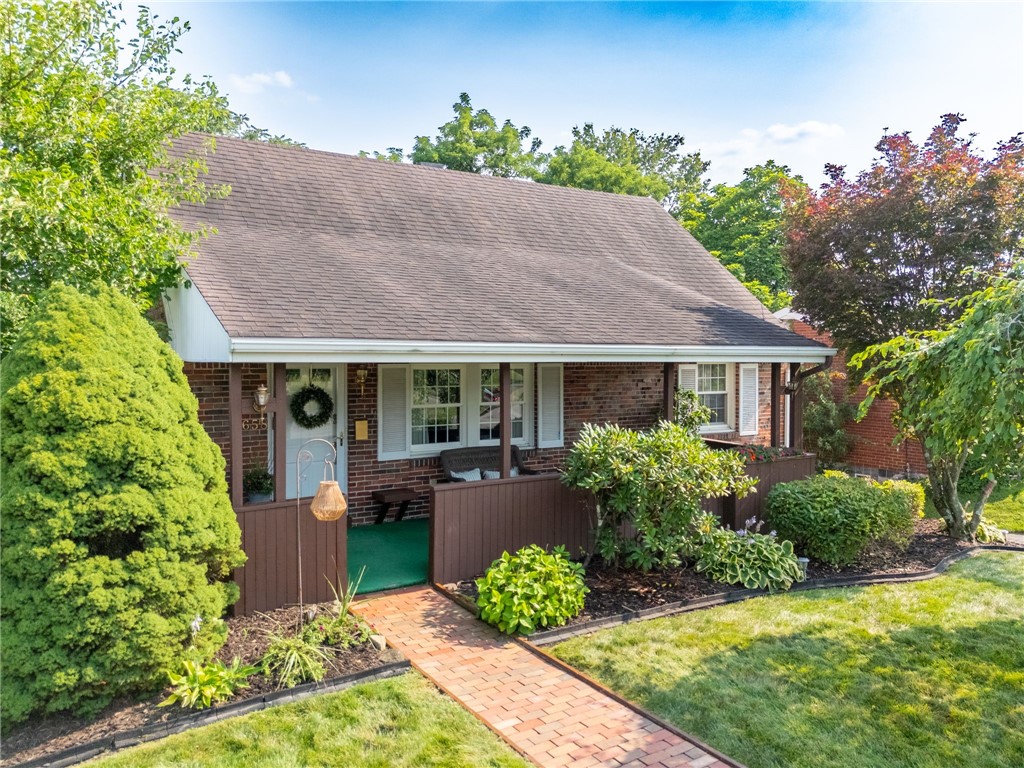 658 Lindsay Rd — photo