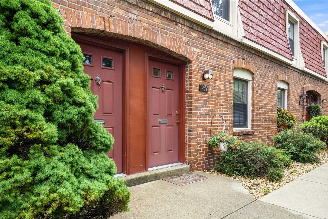 244 Colony Ct — photo