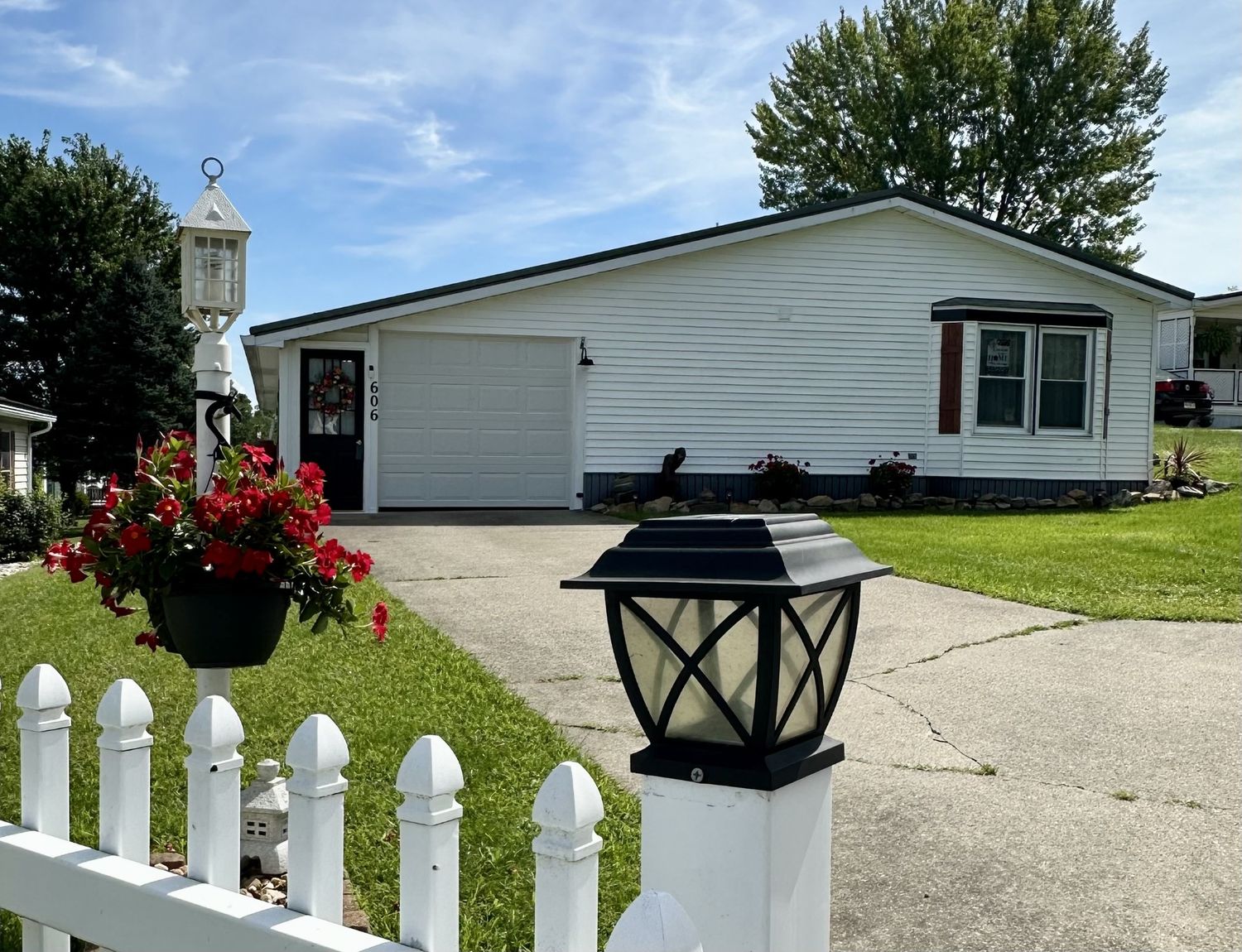 606 Lark Ln. — photo