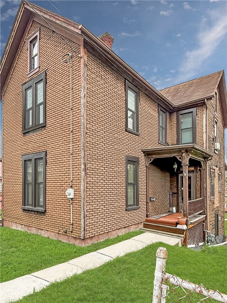 112 E College St — photo