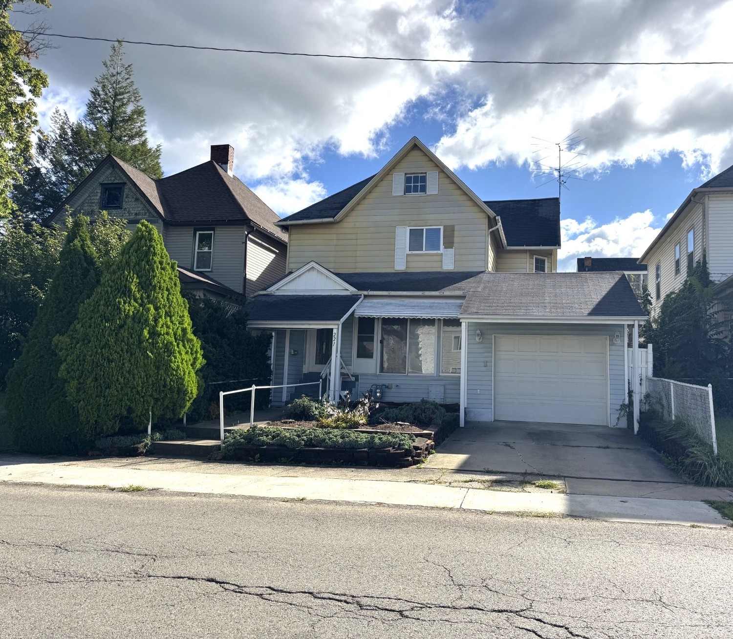 221 S Oakland Ave. — photo
