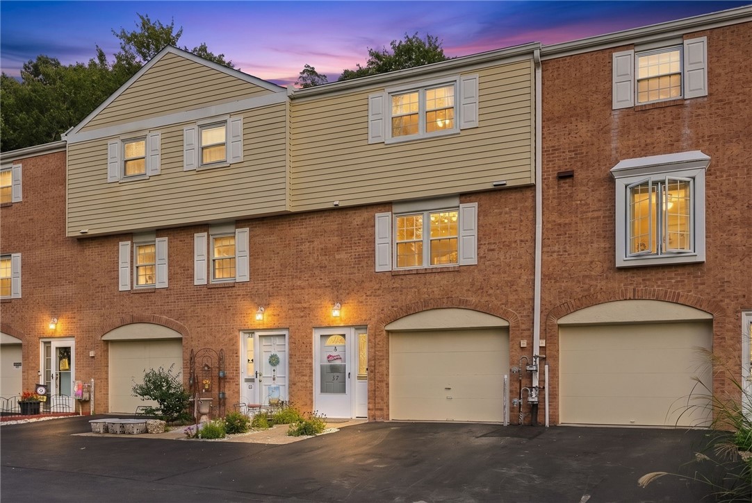 37 Oxford Ct — photo