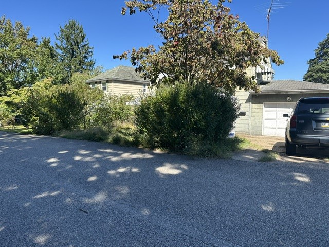 641 Thompson Ave — photo