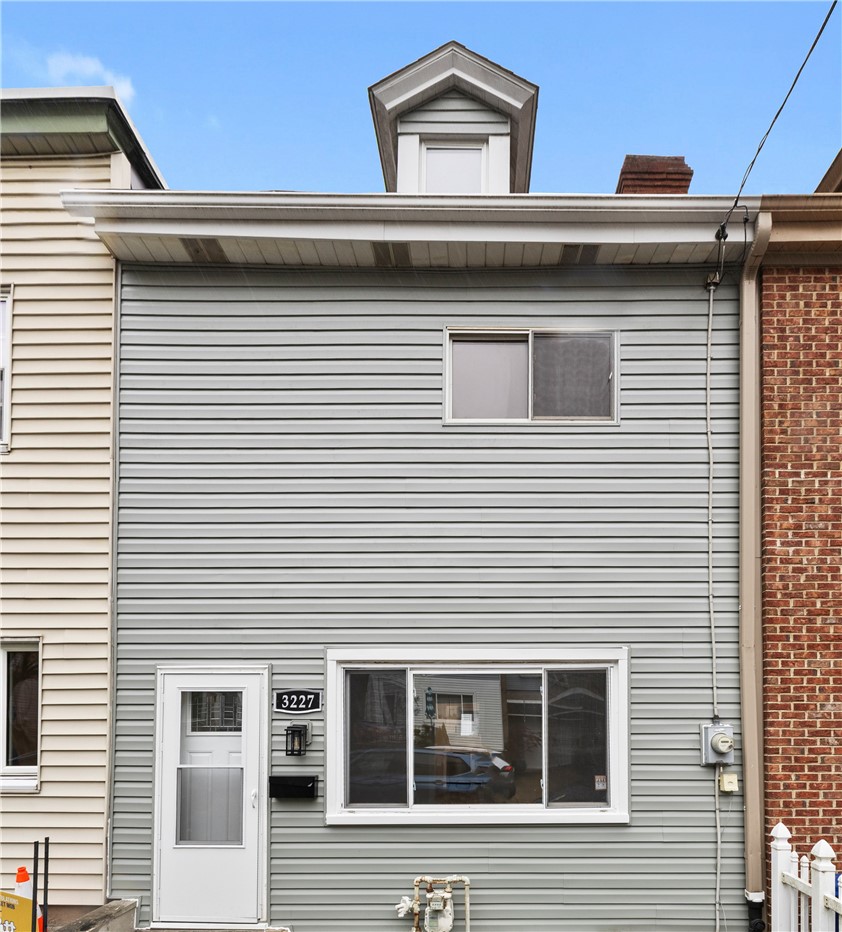 3227 Mary St — photo