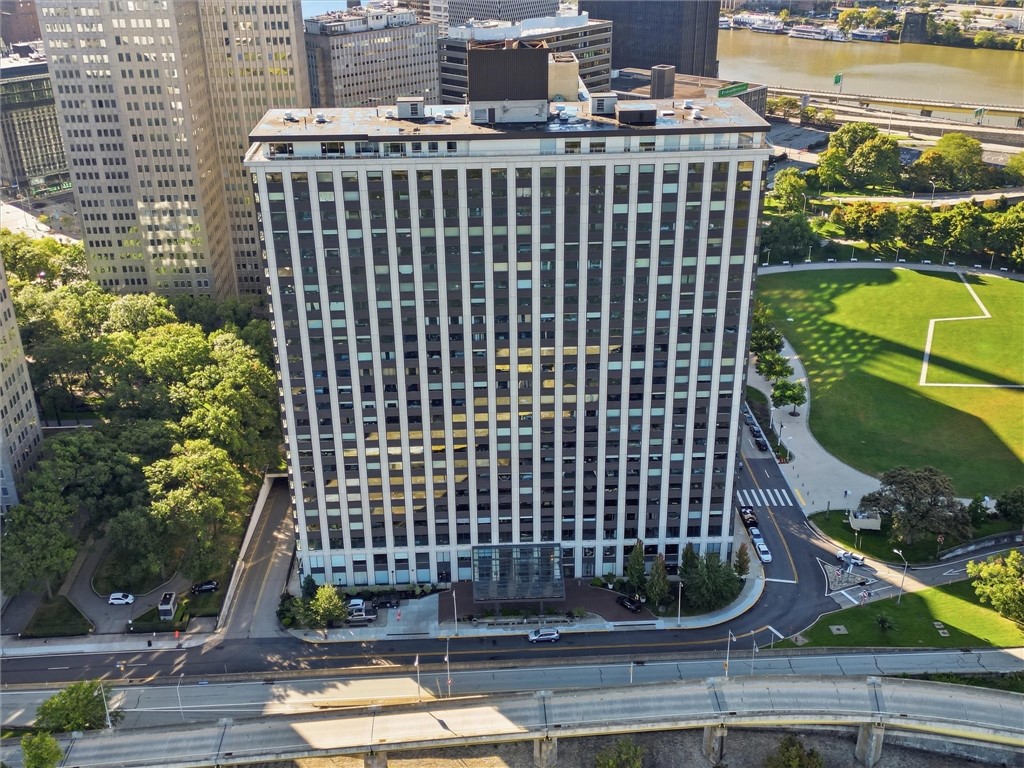320 Fort Duquesne Blvd Unit 21B — photo