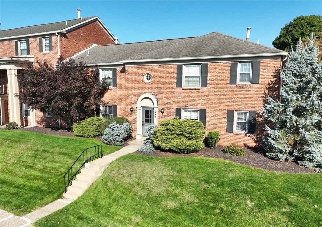 690 Robinwood Unit B — photo