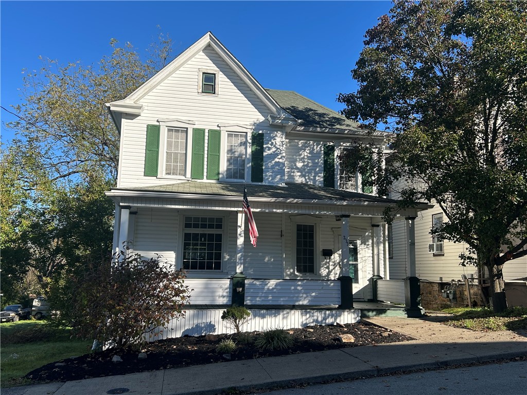 232 E Apple St — photo