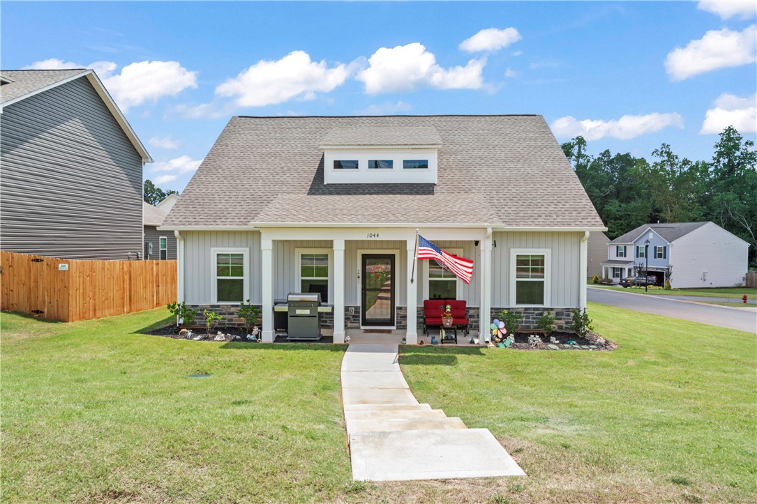 1044 Fairfield Drive — photo