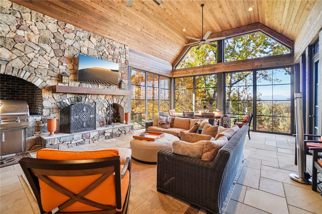 812 Top Ridge Drive — photo