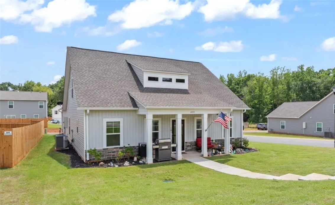 1044 Fairfield Drive — photo