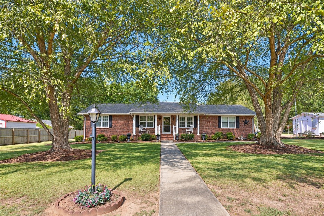 813 Ivy Circle — photo
