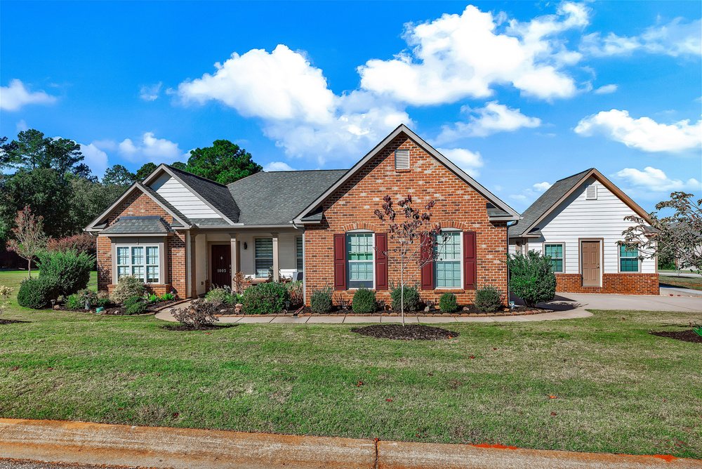 1003 Hillcrest Court — photo