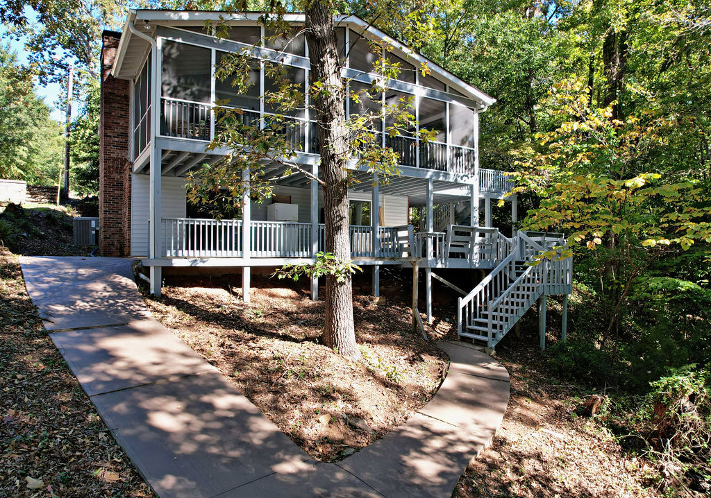 606 Dogwood Lane — photo