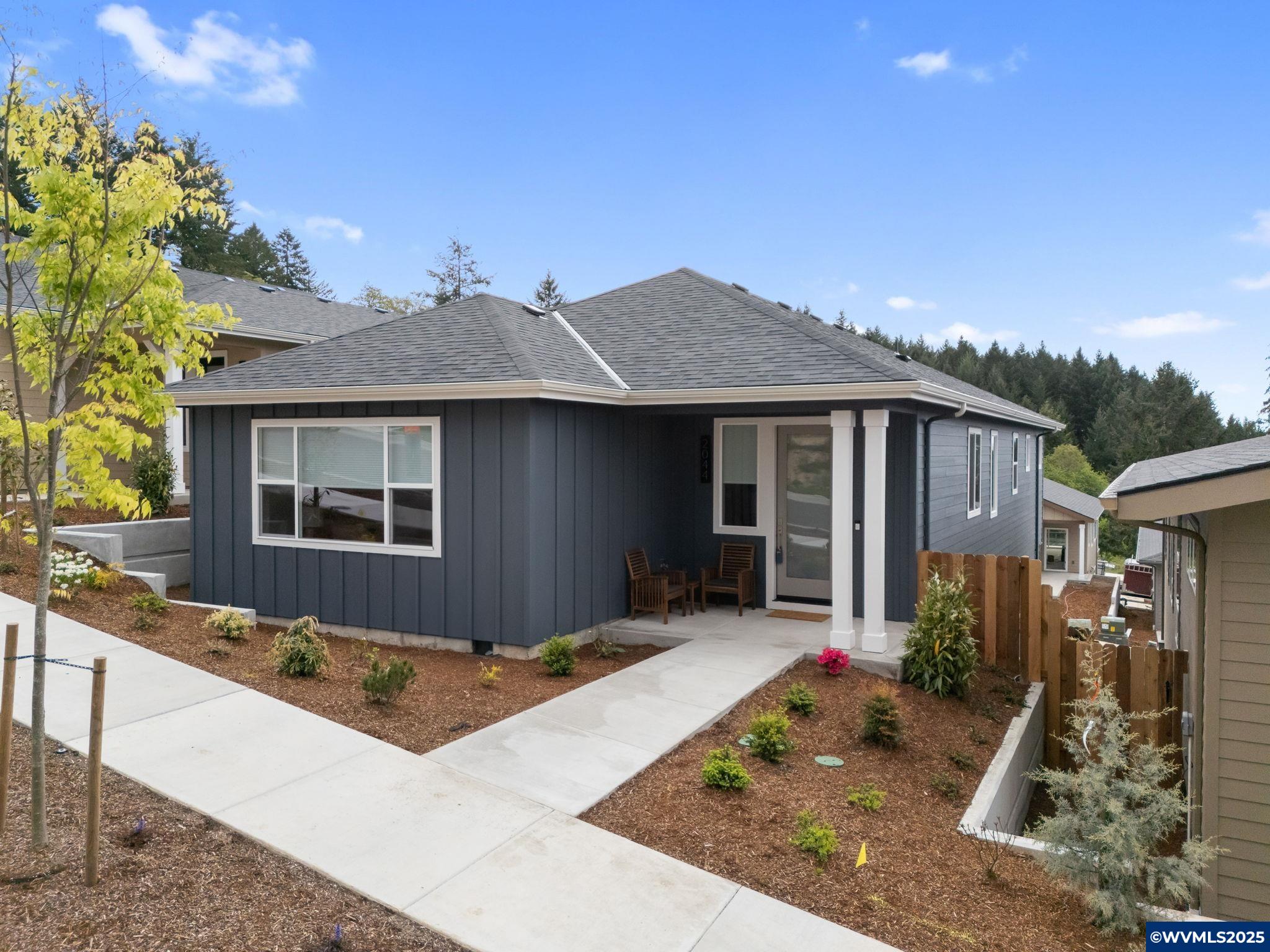 2044 NW Victory Av — photo
