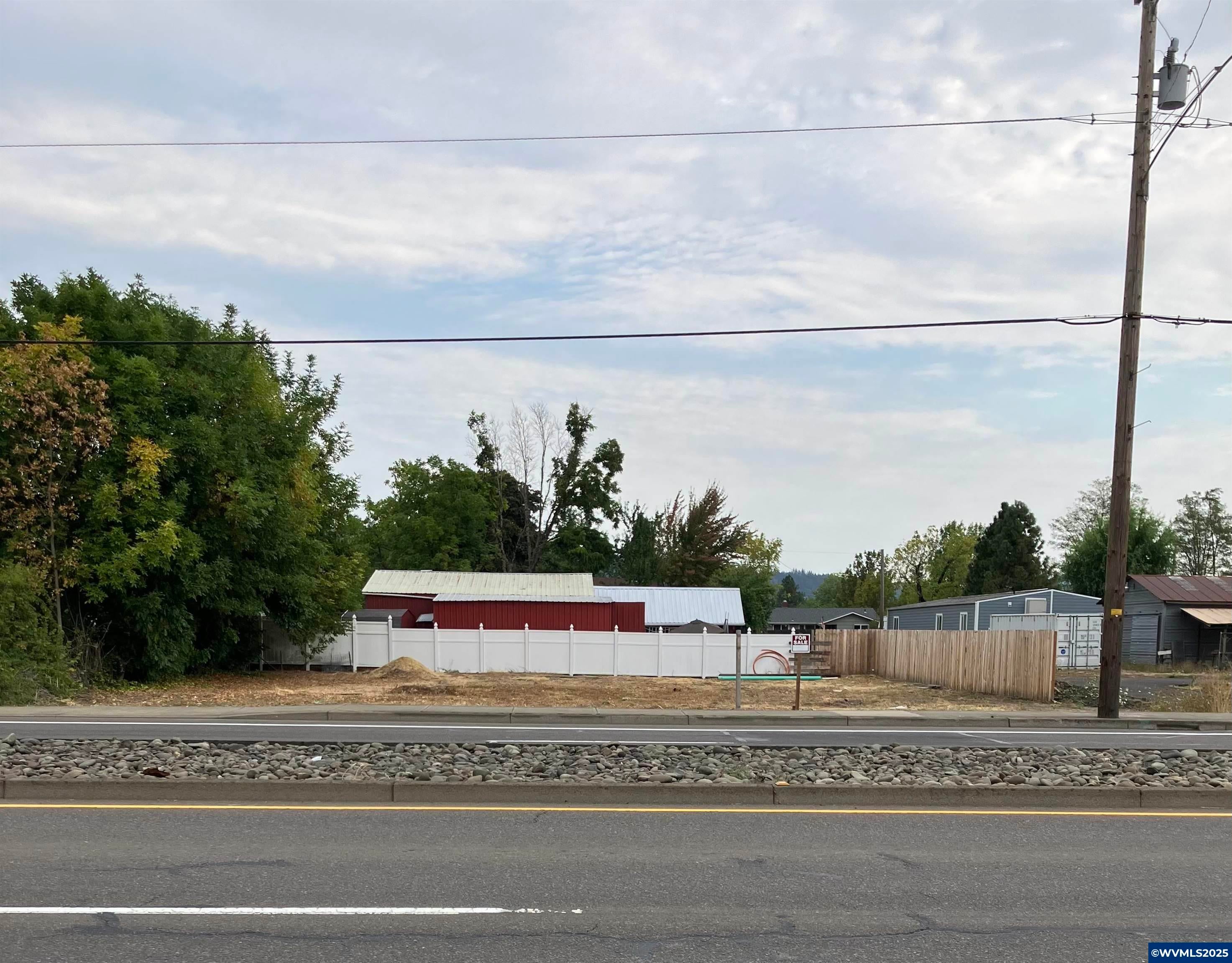 1717 Main St — photo