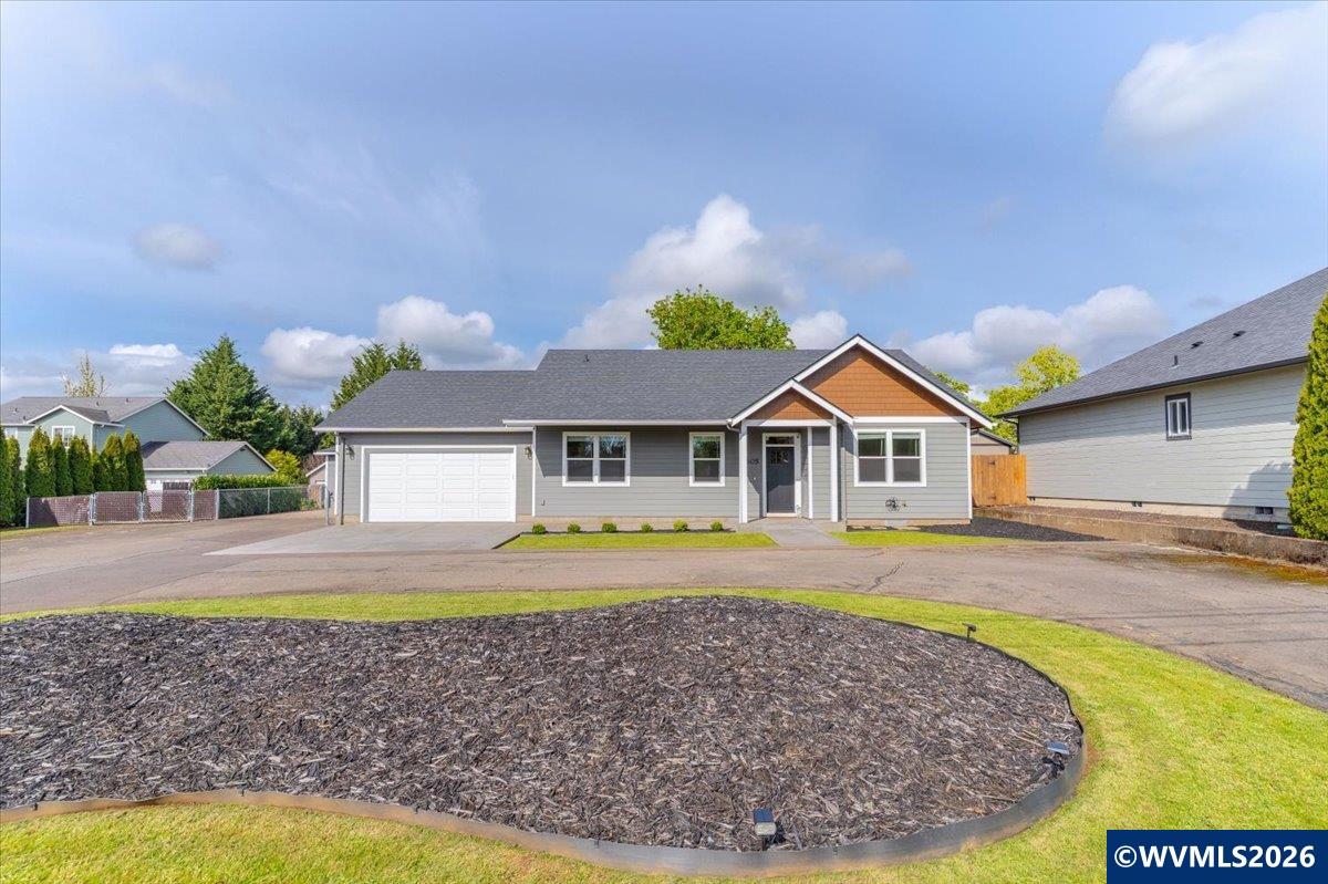 605 NW Orchard Dr — photo