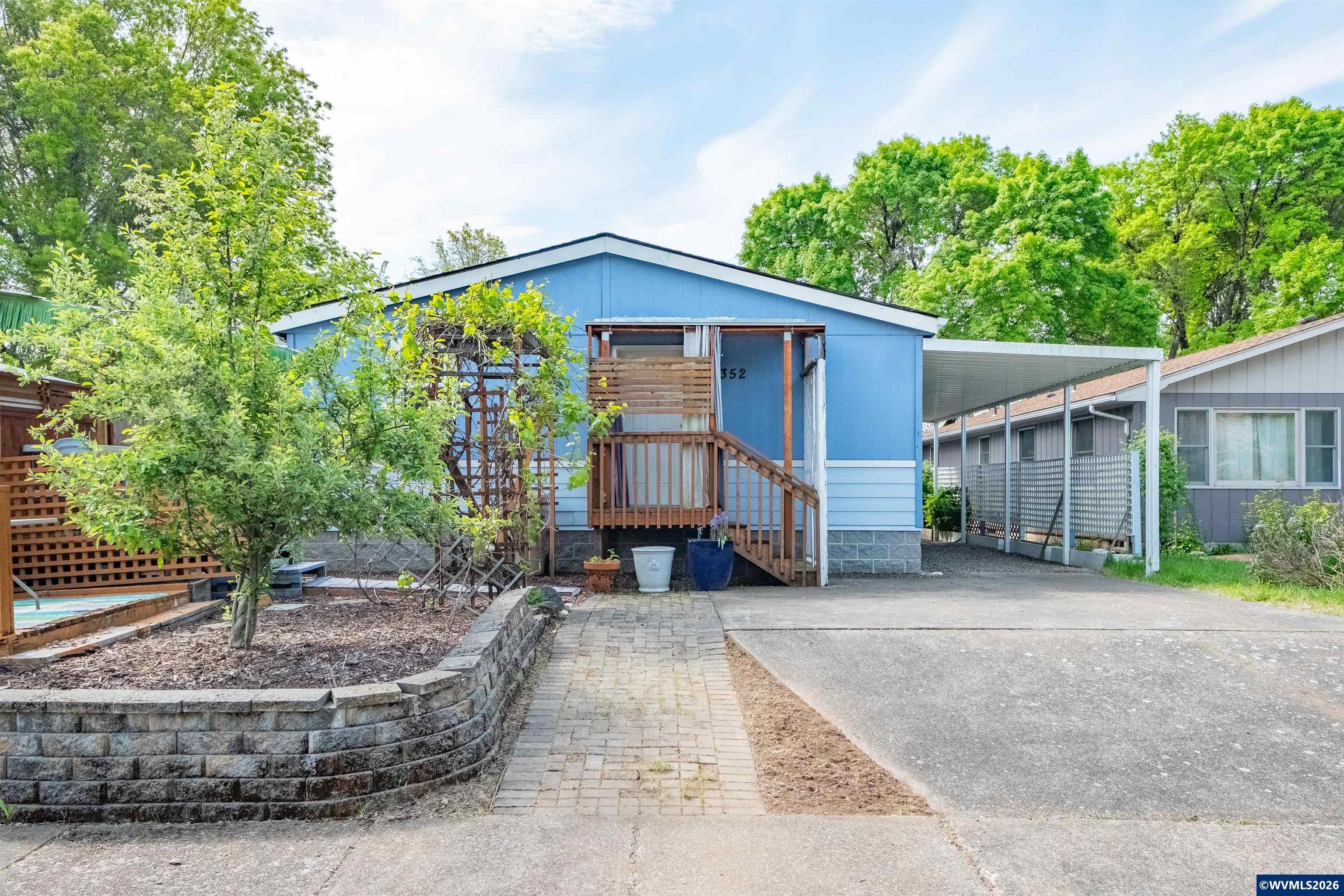 352 SW Butterfield Pl — photo