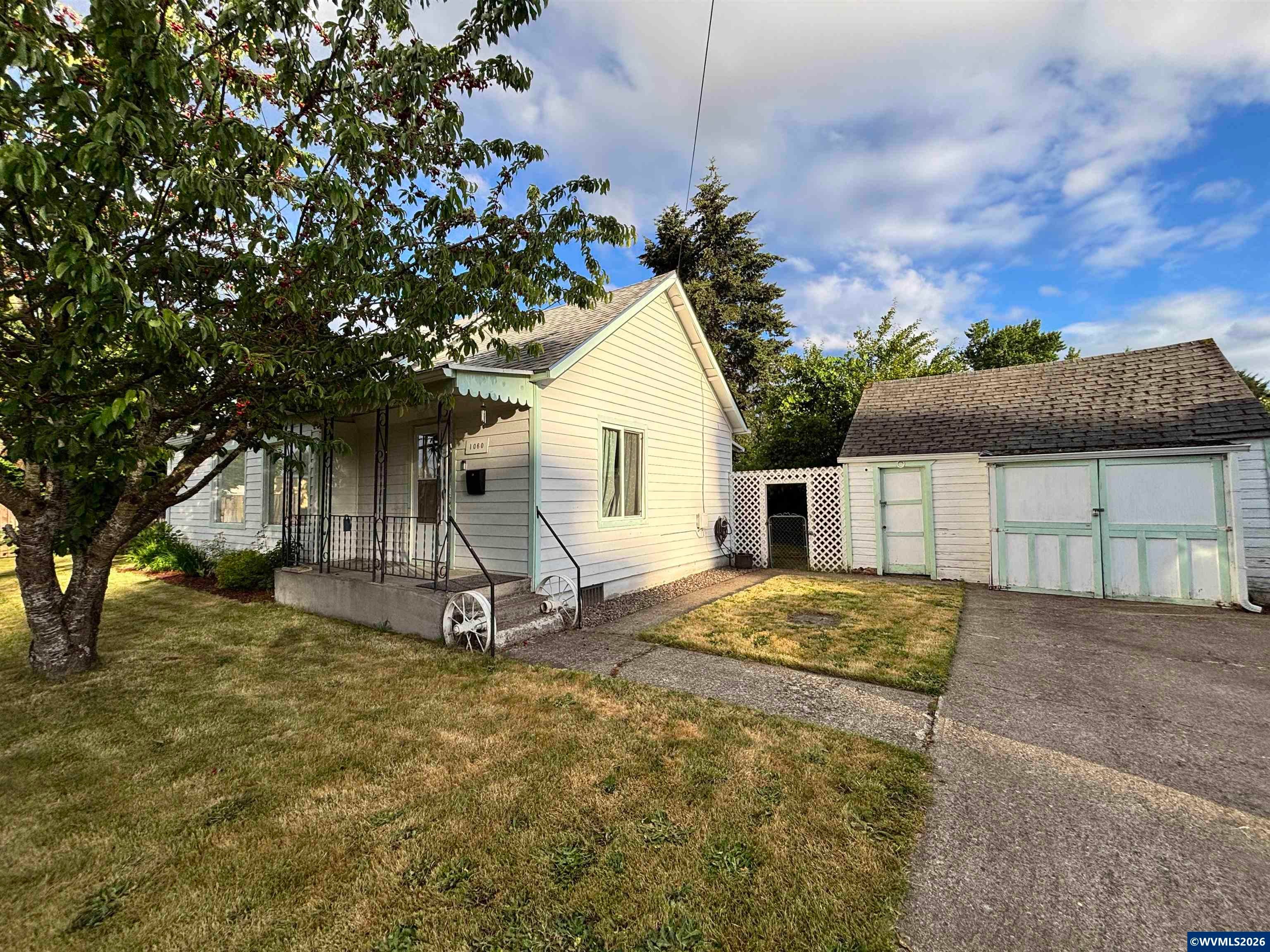 1060 Hickory St NE — photo