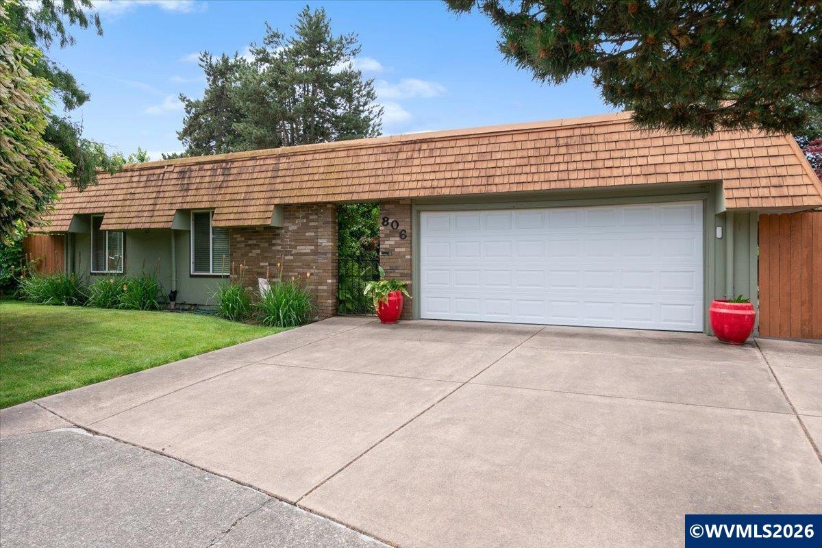 806 Nightingale Ct NE — photo