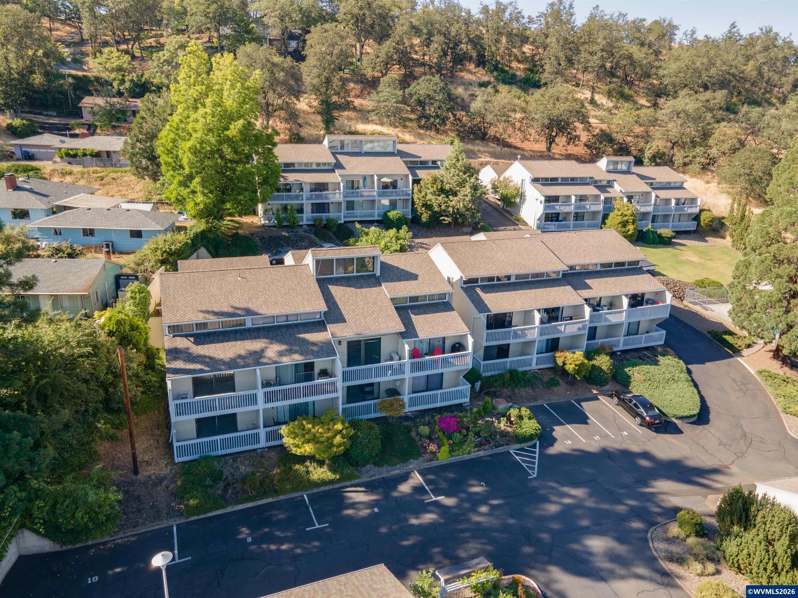 11 NW Mountain View Dr — photo