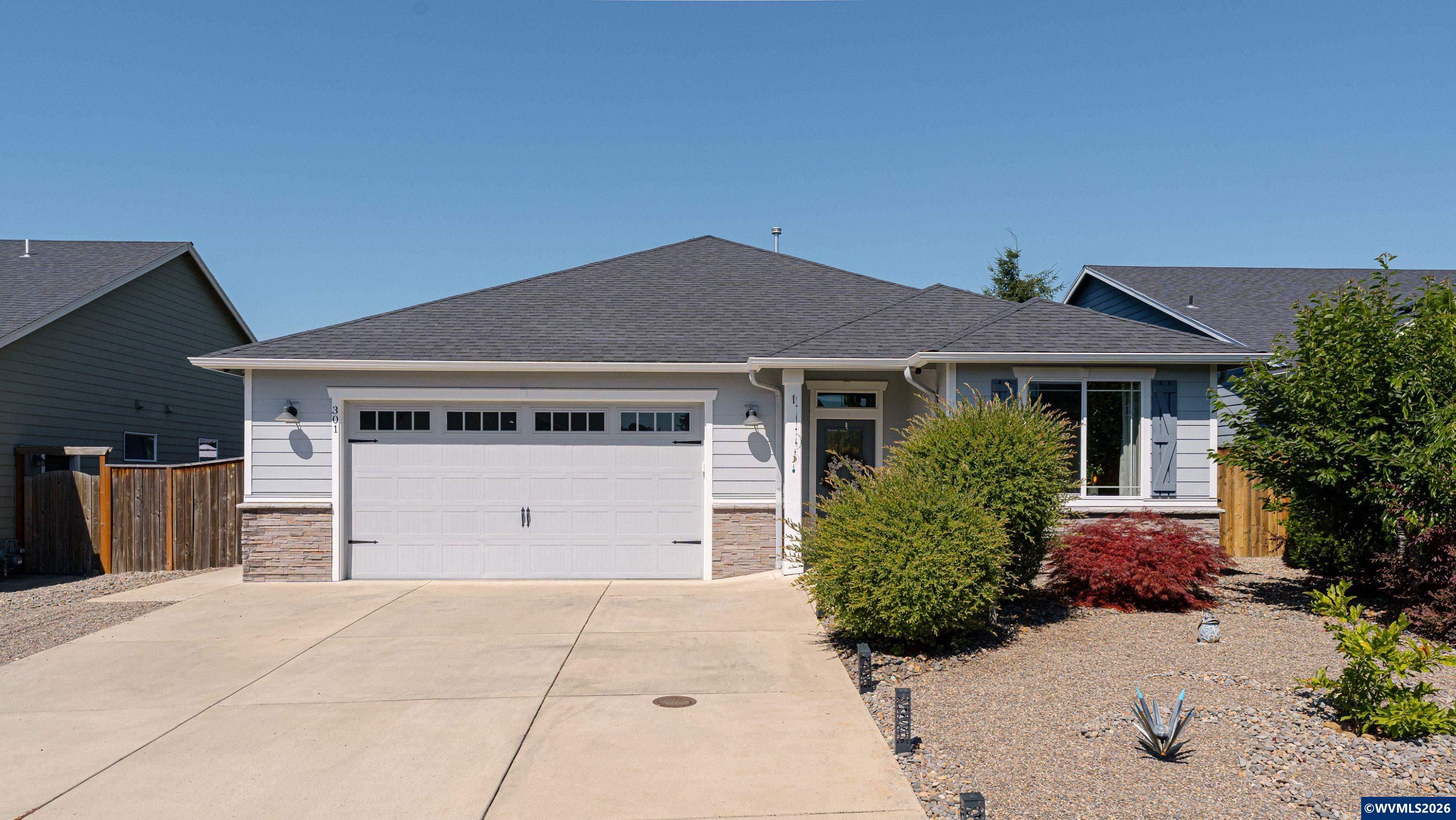 301 SW Applegate Trail Dr — photo