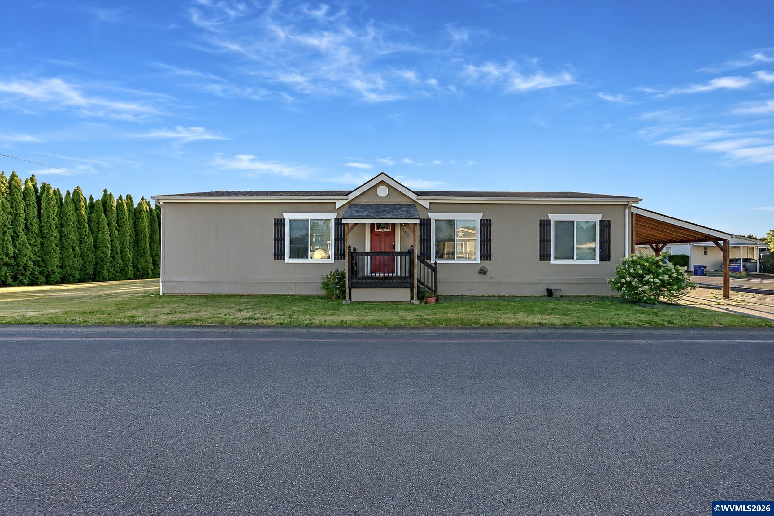 104 Essex Dr SE — photo