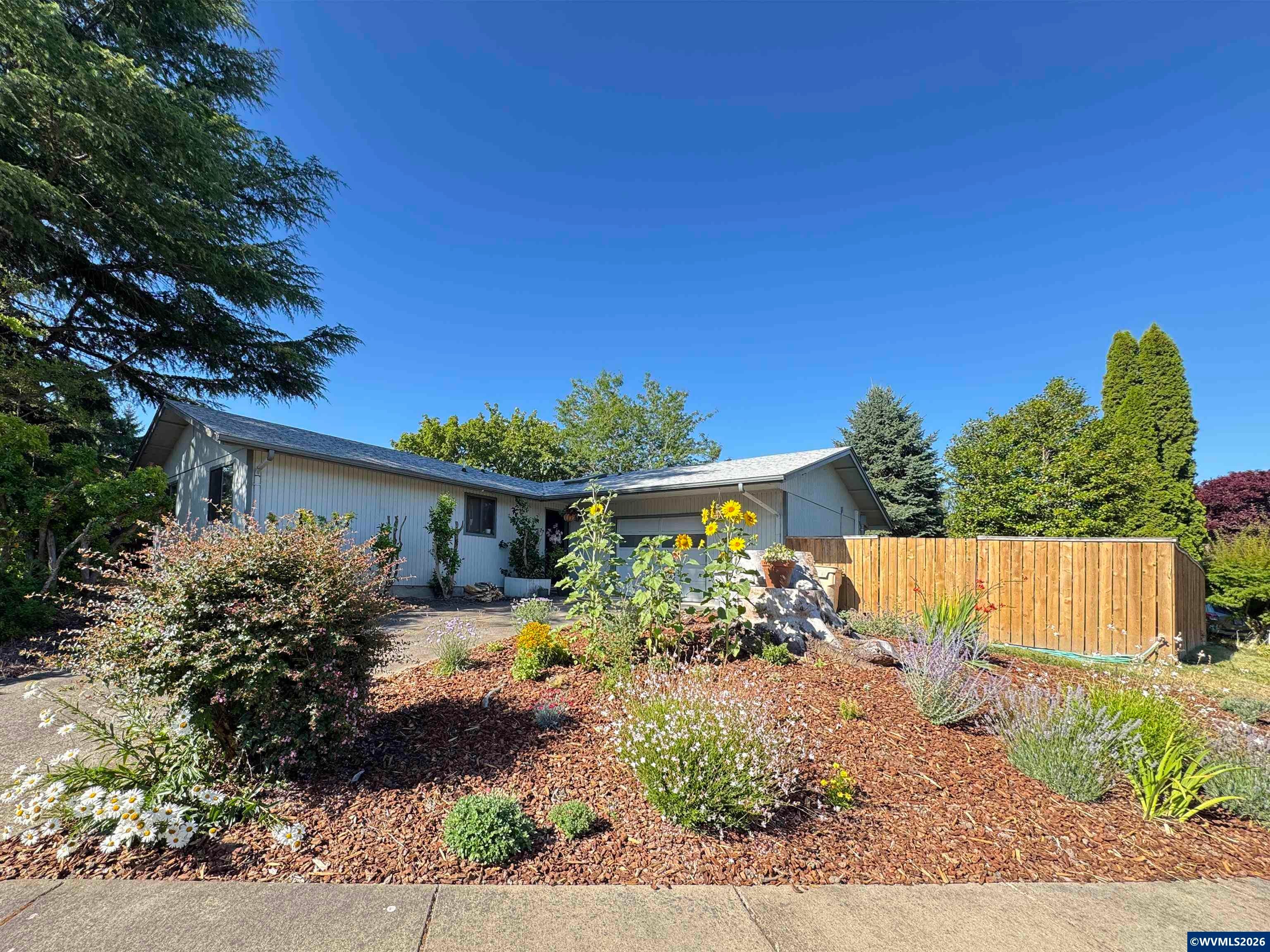 534 SE Hathaway Pl — photo