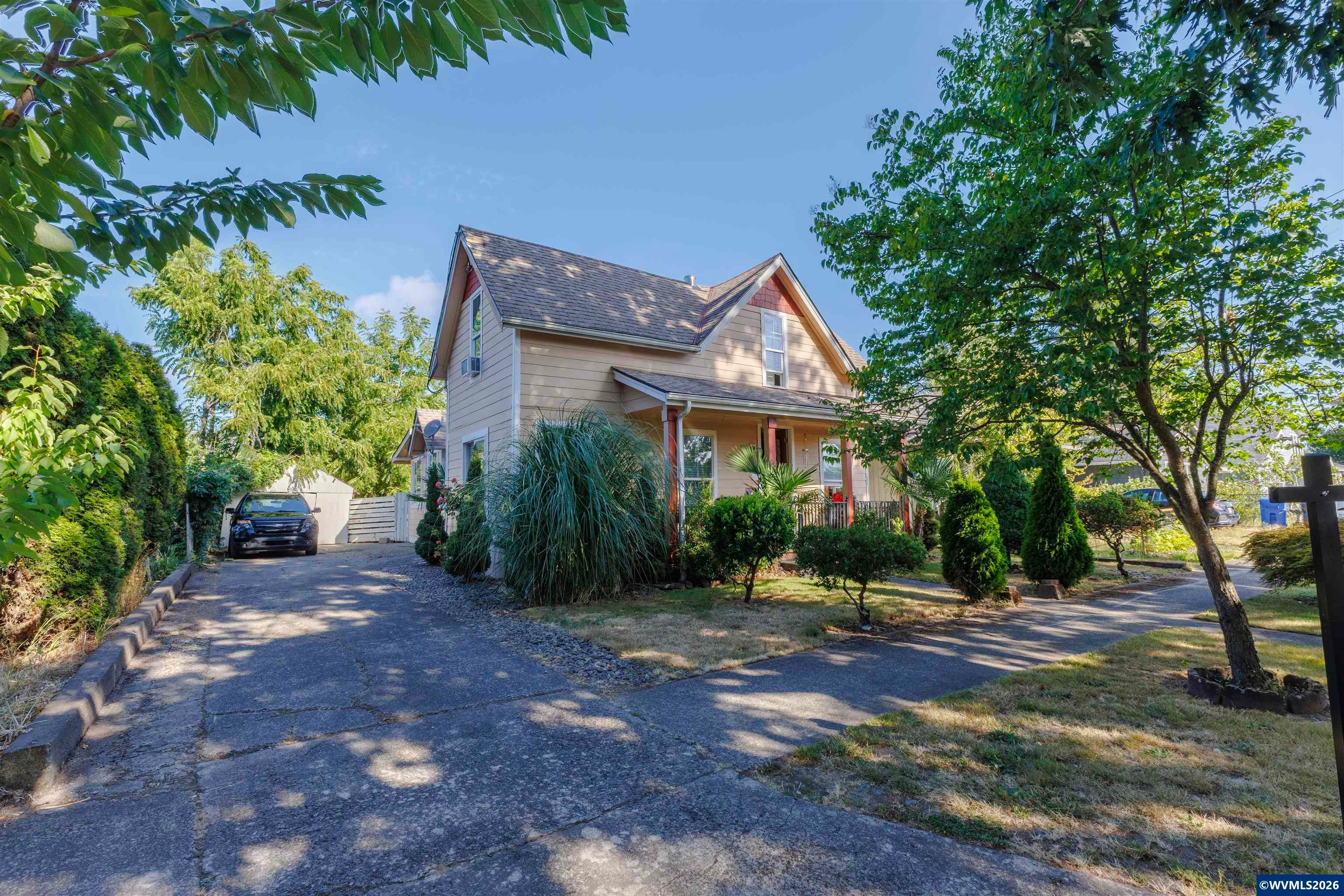 1329 Baker St NE — photo