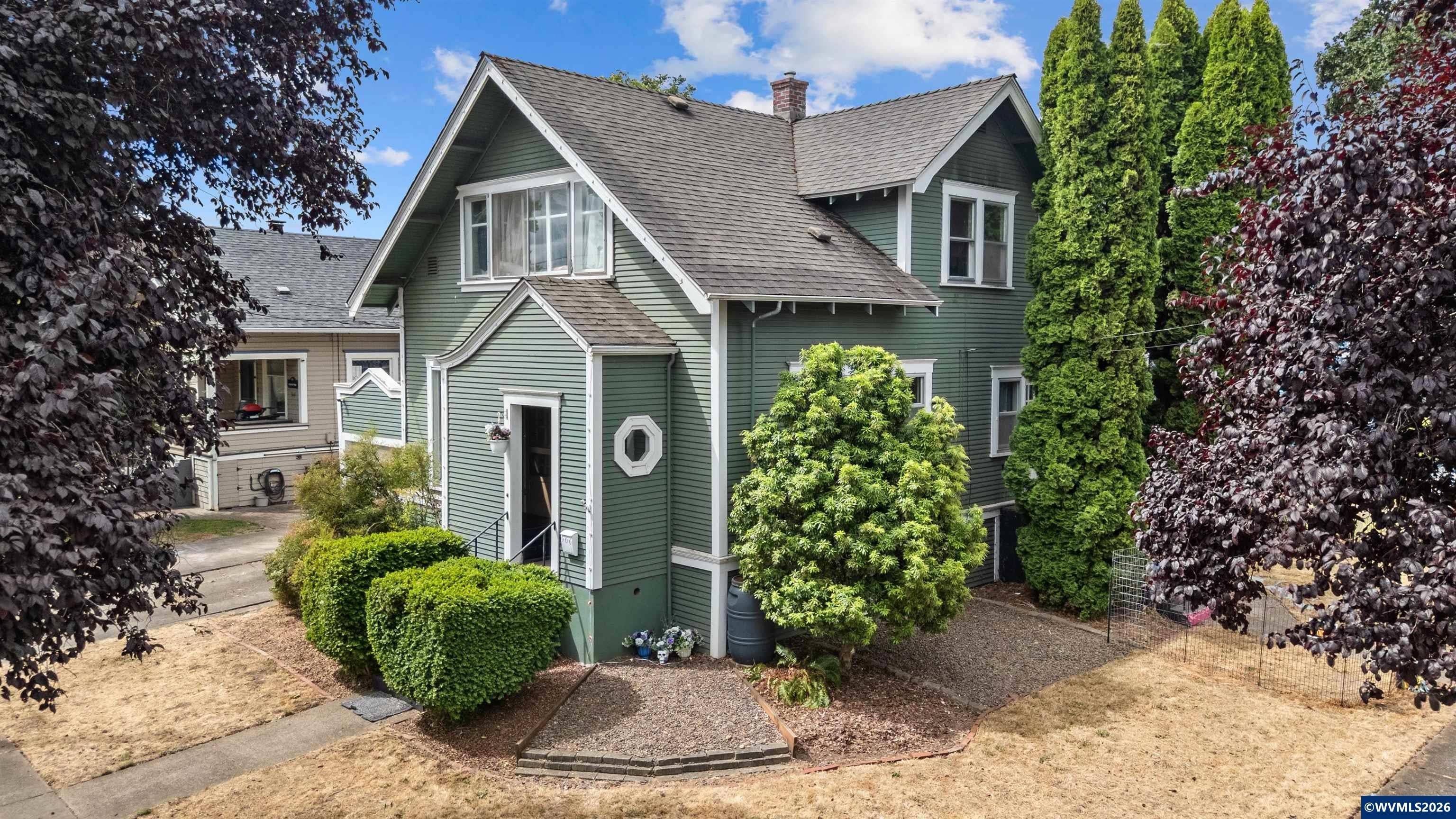 906 Maple St SW — photo