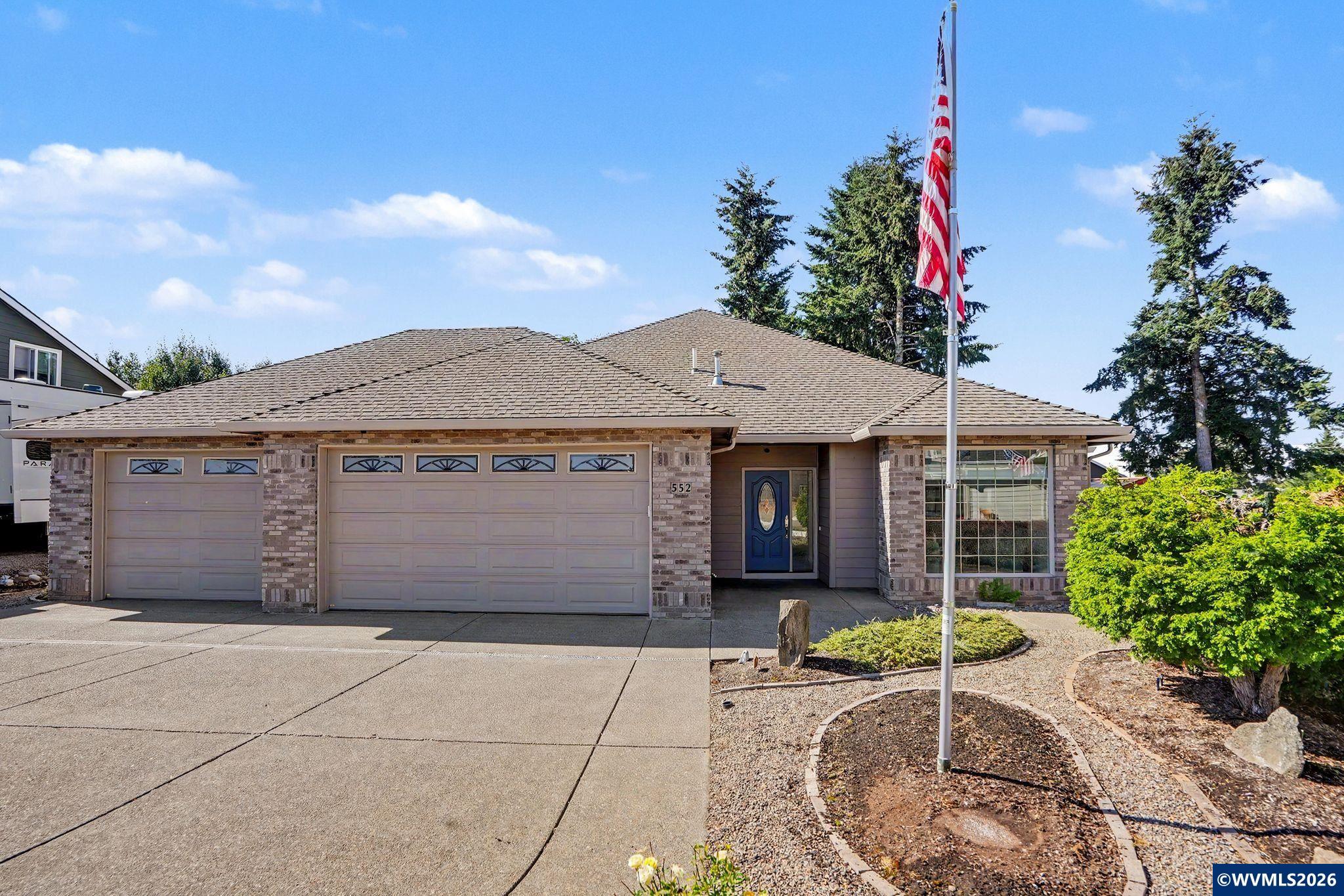 552 SE Arbor Ct — photo
