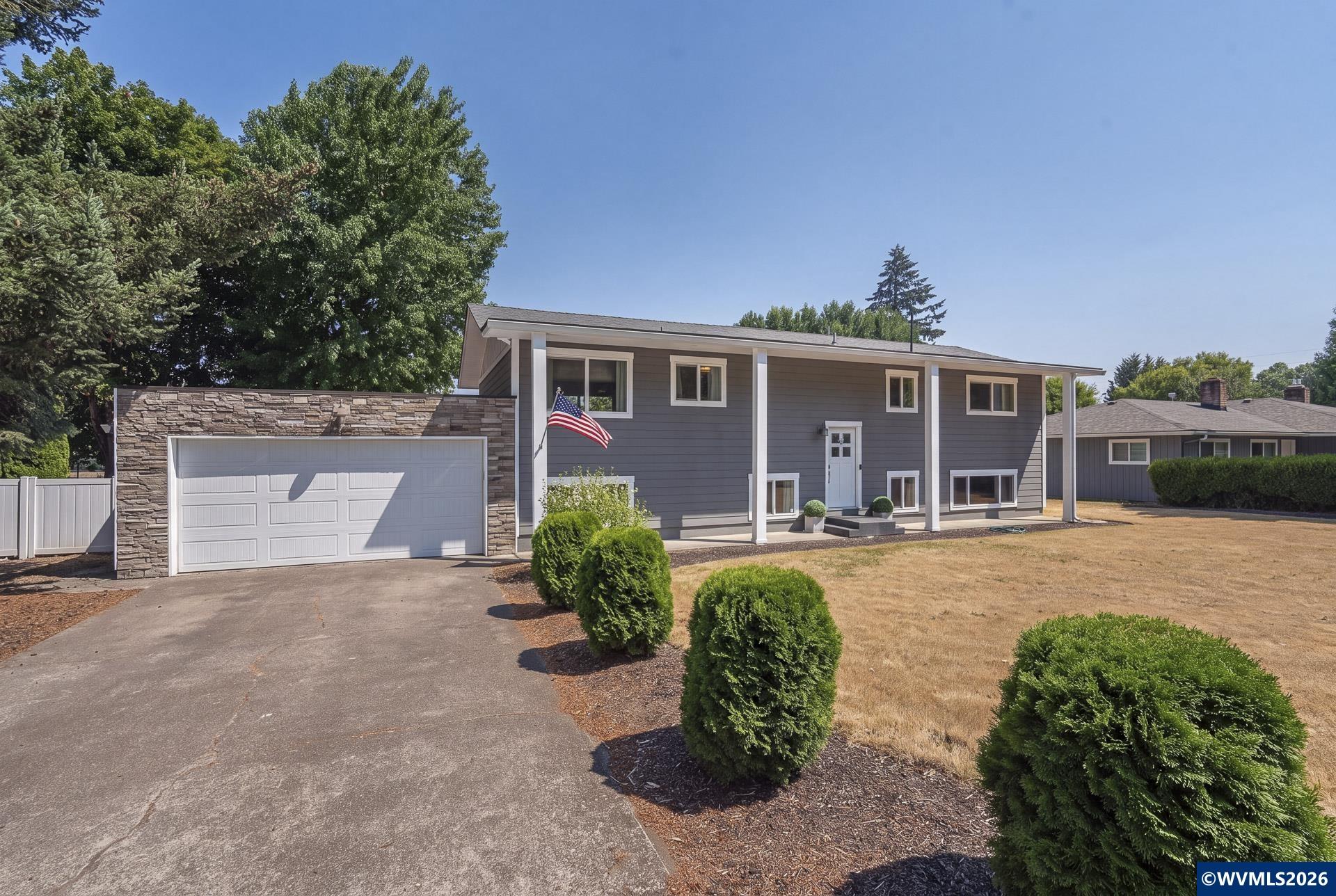 1709 Springhill Dr — photo
