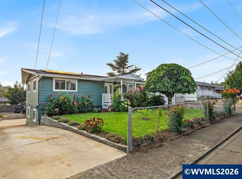 733 Meadowlawn Dr SE — photo