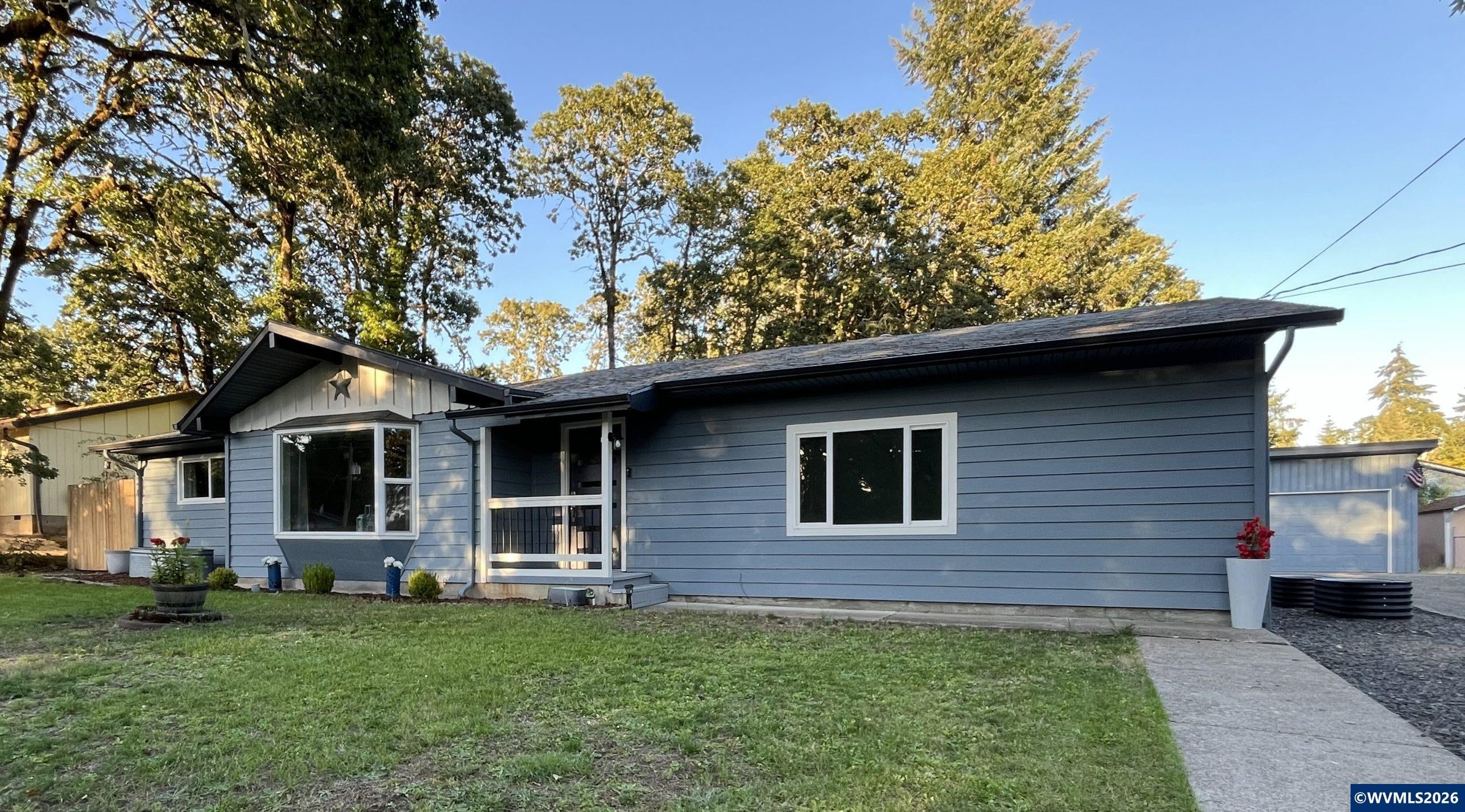 438 NW Douglas St — photo