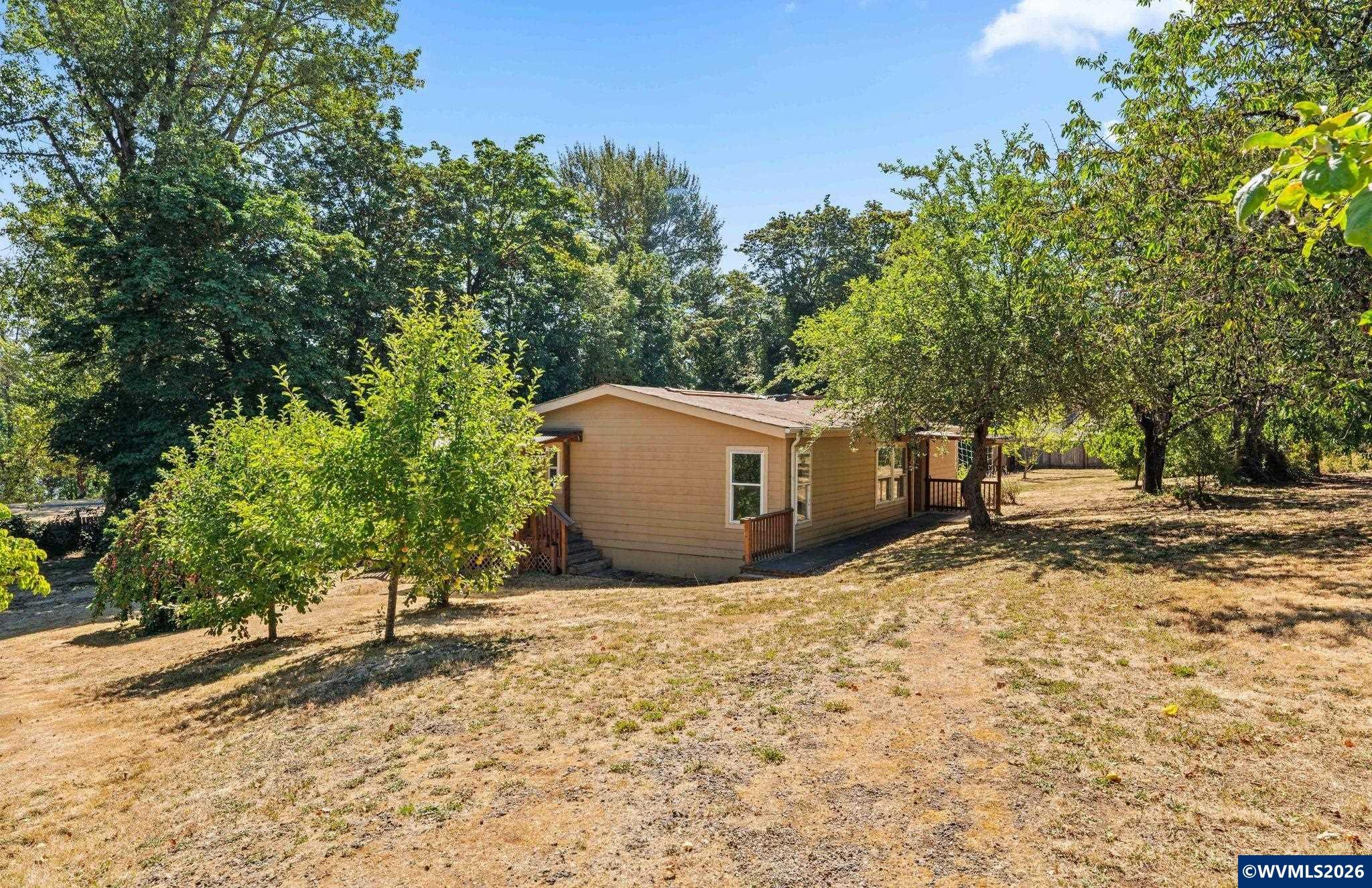 136 E Hillcrest Dr — photo