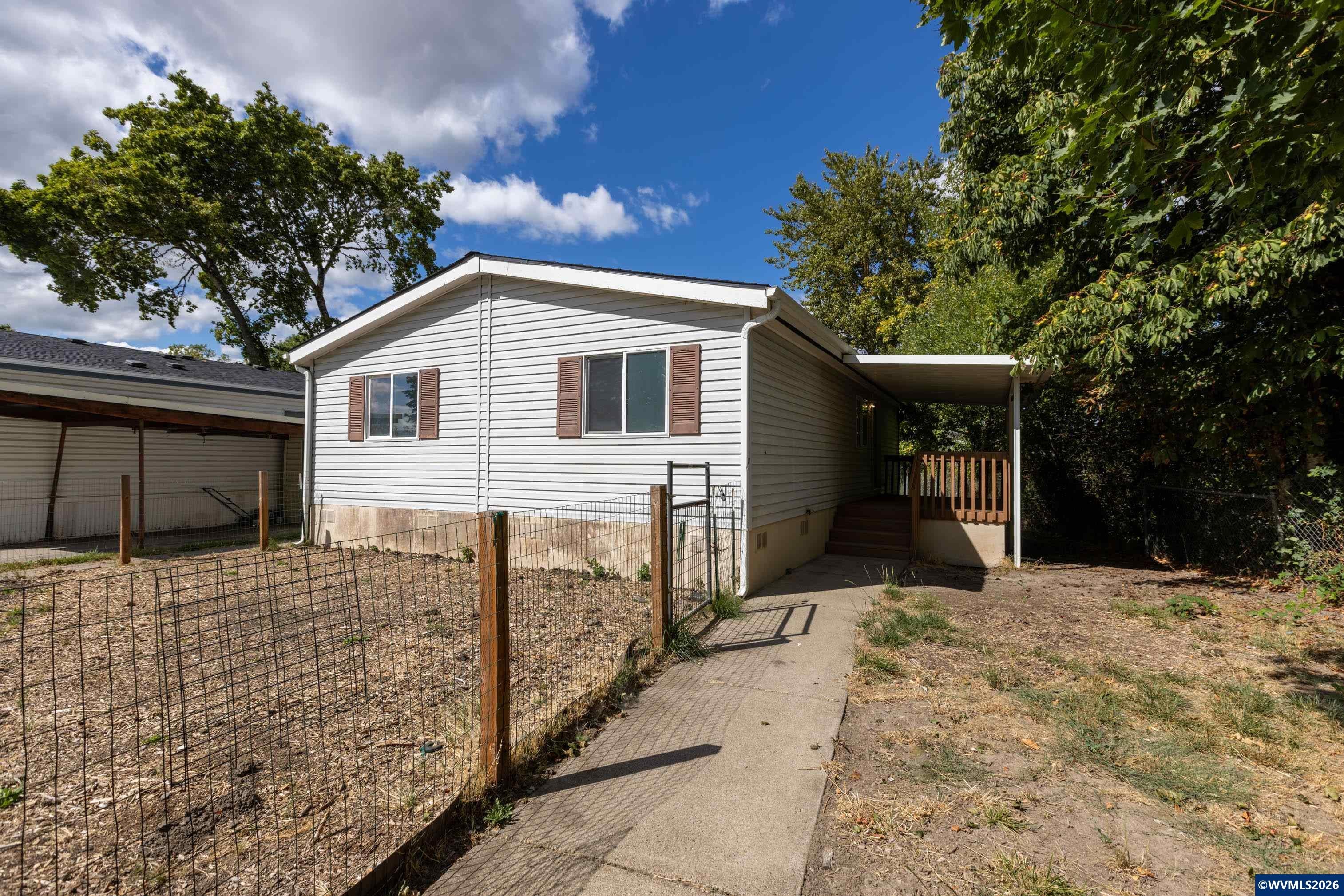 755 NE Circle Bl — photo