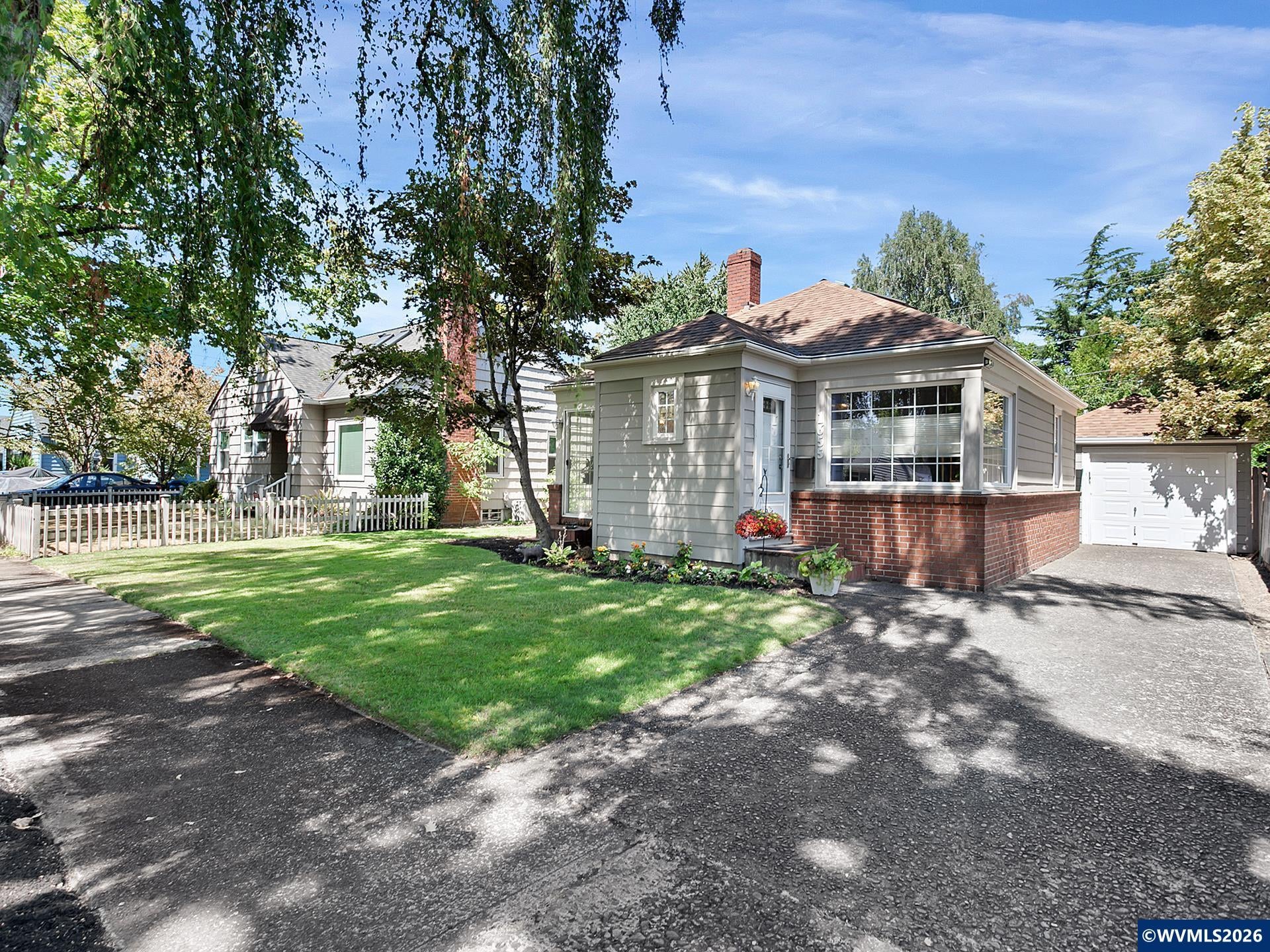 1655 Pearl St NE — photo