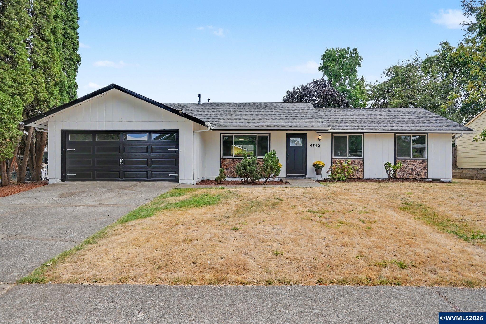 4742 Oak Park Dr NE — photo