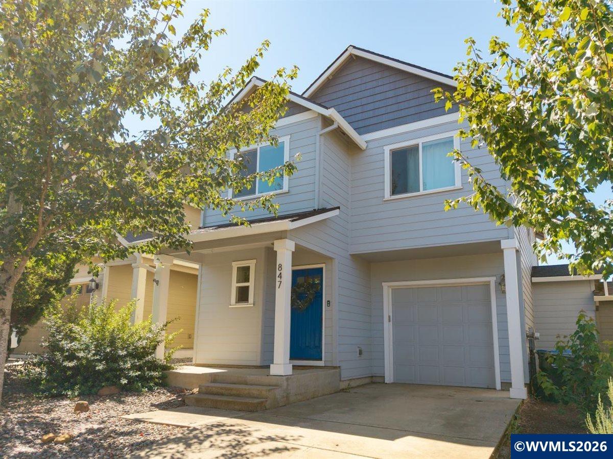 847 Crouchen St NW — photo