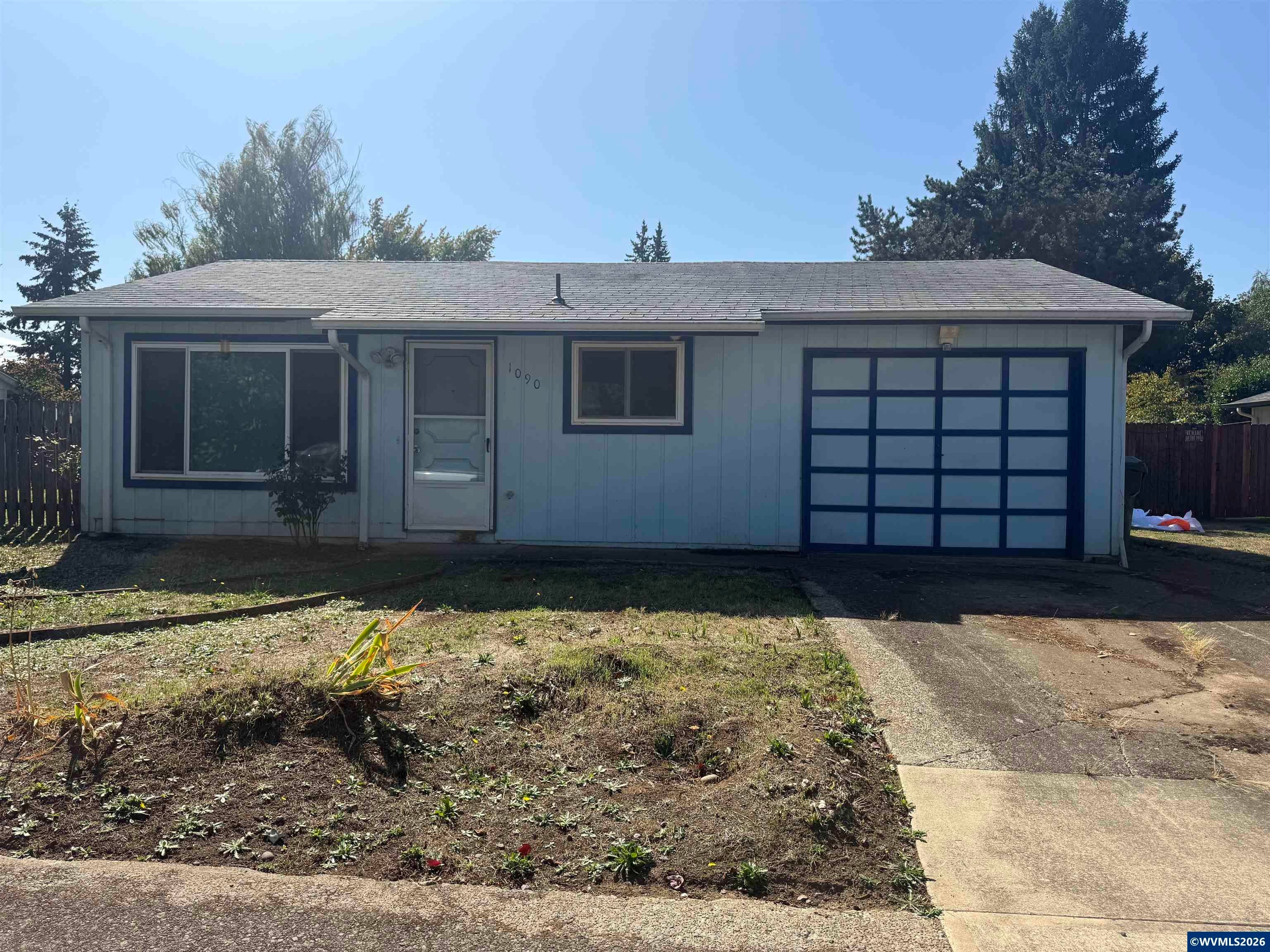 1090 Sharon Lp SE — photo