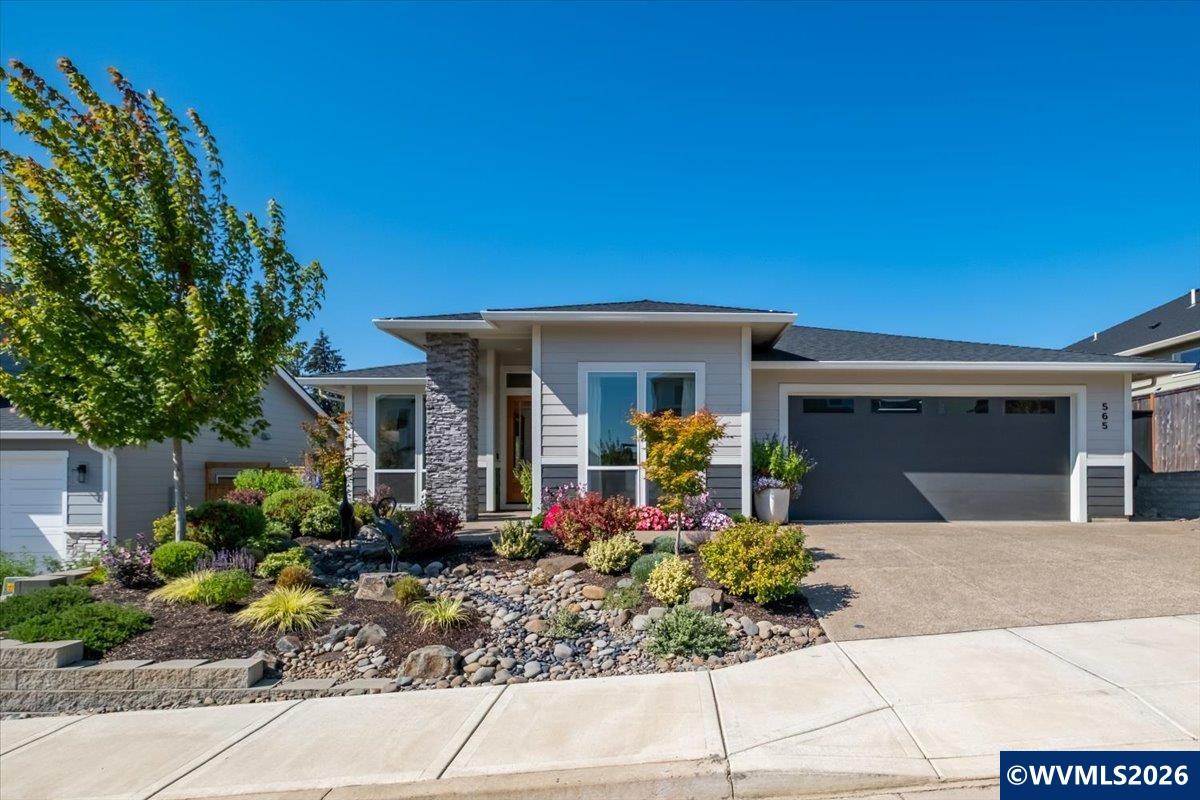 525 NW Crater Lake Dr — photo