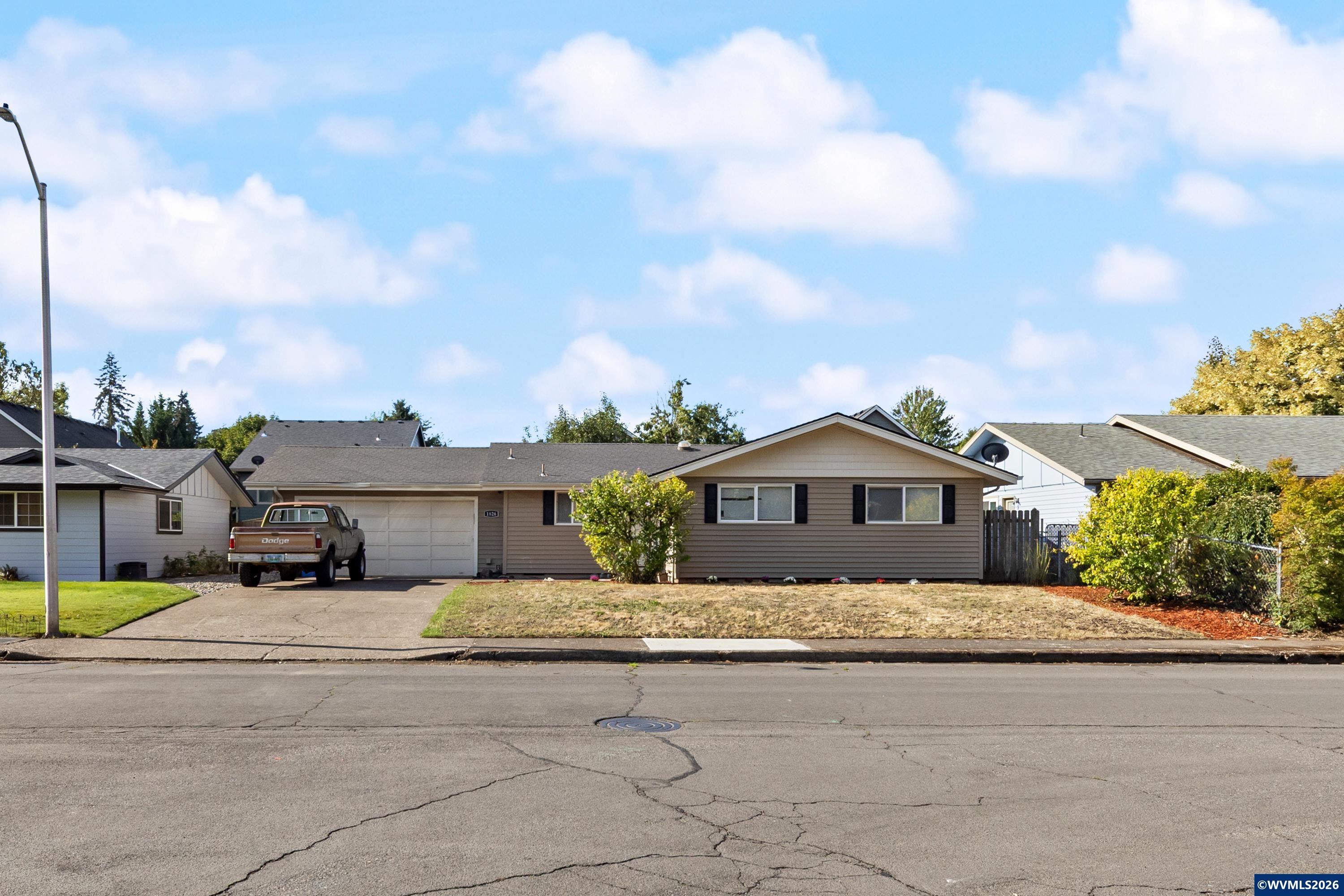 1826 Kinglet Wy NE — photo