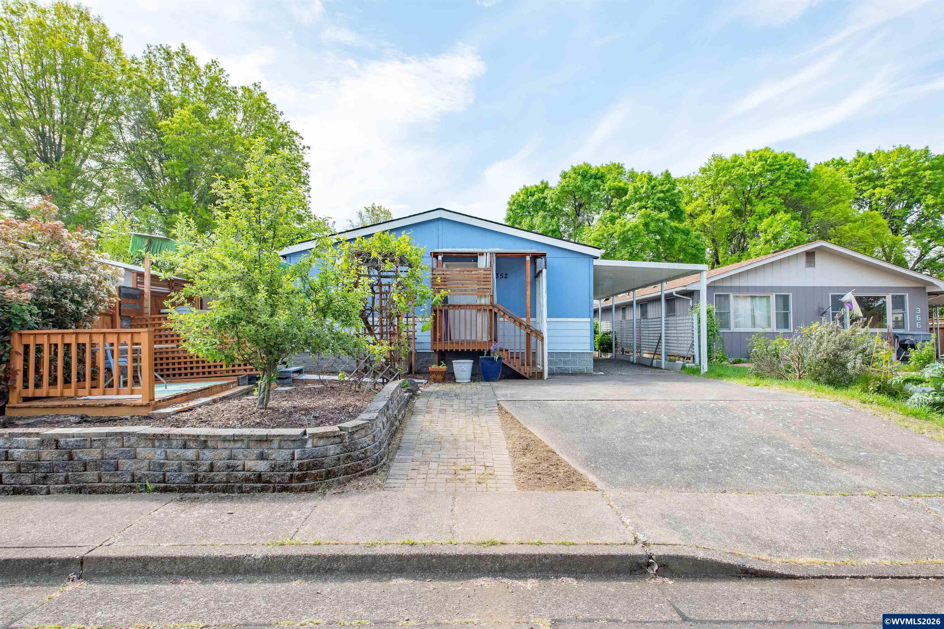 352 SW Butterfield Pl — photo